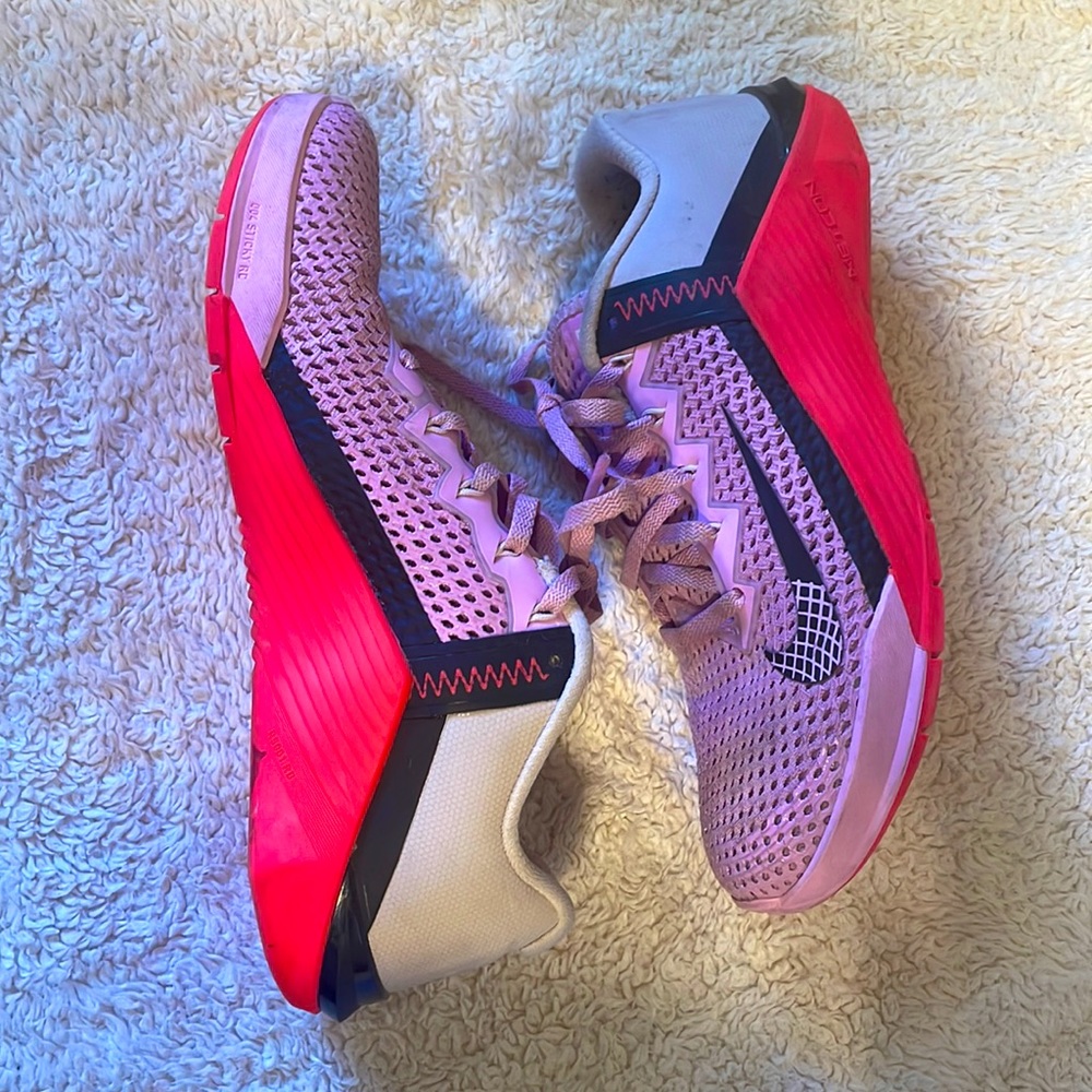 nike metcon grey pink